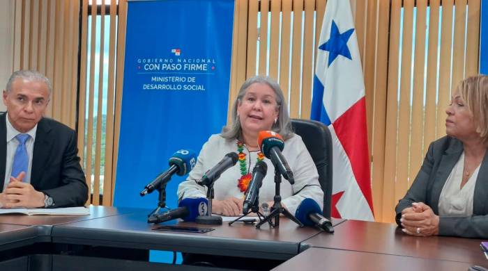 La ministra del Mides, Beatriz Carles (centro), durante conferencia de prensa, este lunes. La ministra del Mides, Beatriz Carles (centro), durante conferencia de prensa, este lunes.