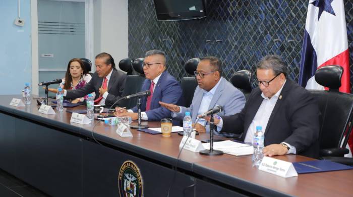 Los miembros de la Comisión de Credenciales dieron su aval a los diversos funcionarios designados por el Ejecutivo. Los miembros de la Comisión de Credenciales dieron su aval a los diversos funcionarios designados por el Ejecutivo.