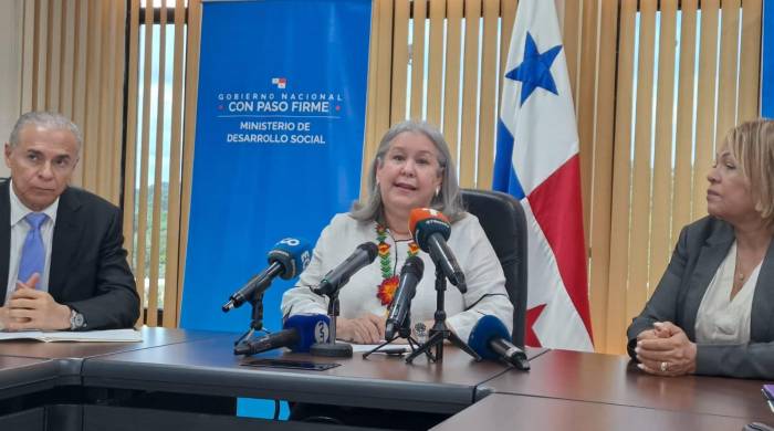 La ministra del Mides, Beatriz Carles (centro), durante una conferencia de prensa este lunes. La ministra del Mides, Beatriz Carles (centro), durante una conferencia de prensa este lunes.