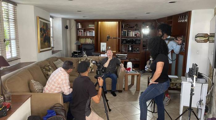 El equipo del rodaje durante la filmación al cantautor Rubén Blades.