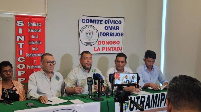Integrantes de la conferencia de prensa quienes sostienen que las plazas de trabajo se redujeron sustancialmente, pasando de 9.600, en septiembre de 2023 a 1.600, en la actualidad. Integrantes de la conferencia de prensa quienes sostienen que las plazas de trabajo se redujeron sustancialmente, pasando de 9.600, en septiembre de 2023 a 1.600, en la actualidad.