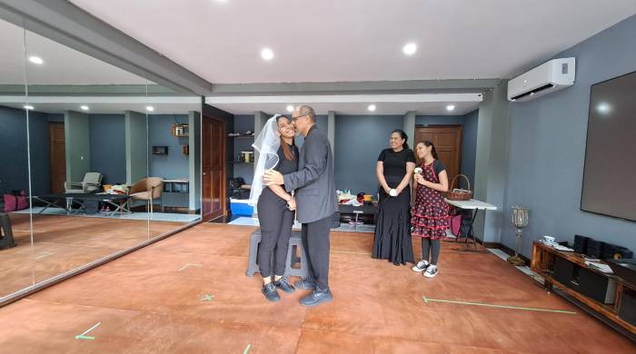 Actores que interpretan a don Perlimplin y a Belissa ensayan una escena de la obra. Al fondo la actriz que interpreta a la mucama junta a la bailaora. Actores que interpretan a don Perlimplin y a Belissa ensayan una escena de la obra. Al fondo la actriz que interpreta a la mucama junta a la bailaora.