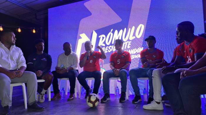 Rómulo rRoux y José Blandón sostuvieron un conversatorio con ex seleccionados nacionales. Rómulo rRoux y José Blandón sostuvieron un conversatorio con ex seleccionados nacionales.