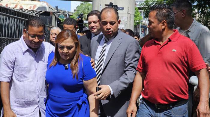 La diputada presidenta de la Asamblea Nacional, Dana Castañeda, encabezó la retirada de las vallas. La diputada presidenta de la Asamblea Nacional, Dana Castañeda, encabezó la retirada de las vallas.