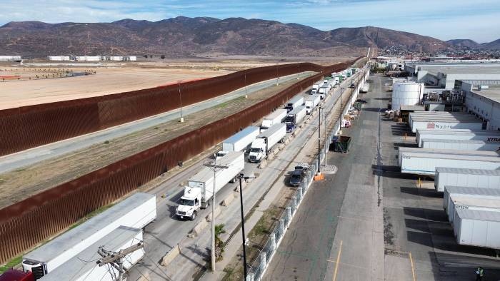 Fila de vehículos de carga para cruzar una garita hacia EEUU, este miércoles en la ciudad de Tijuana, México. Fila de vehículos de carga para cruzar una garita hacia EEUU, este miércoles en la ciudad de Tijuana, México.