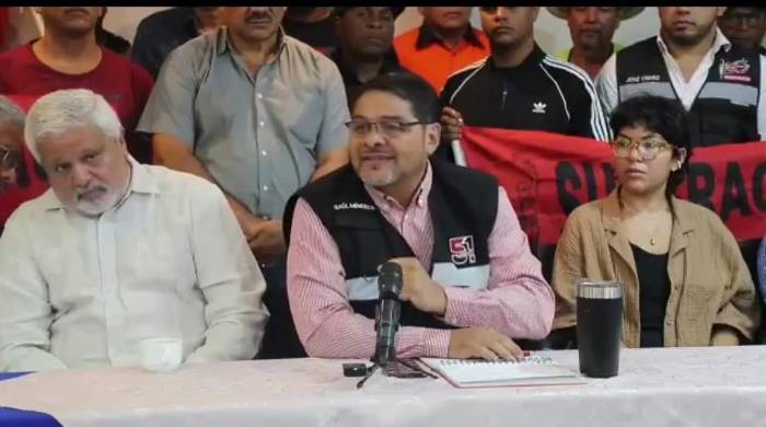 Saúl Méndez (c), junto al abogado Antonio Vargas. Saúl Méndez (c), junto al abogado Antonio Vargas.