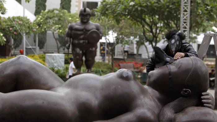 Vista de la obra Venus Dormida de Fernando Botero en Medellín. Vista de la obra Venus Dormida de Fernando Botero en Medellín.