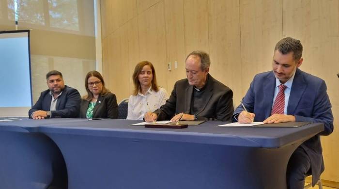 El convenio fue firmado por el Padre Emilio Garreaud Indacochea, Rector de la Universidad Juan Pablo II y Marvin Castillo, Presidente de la Fundación Nacional para el Desarrollo de las STEAM. El convenio fue firmado por el Padre Emilio Garreaud Indacochea, Rector de la Universidad Juan Pablo II y Marvin Castillo, Presidente de la Fundación Nacional para el Desarrollo de las STEAM.