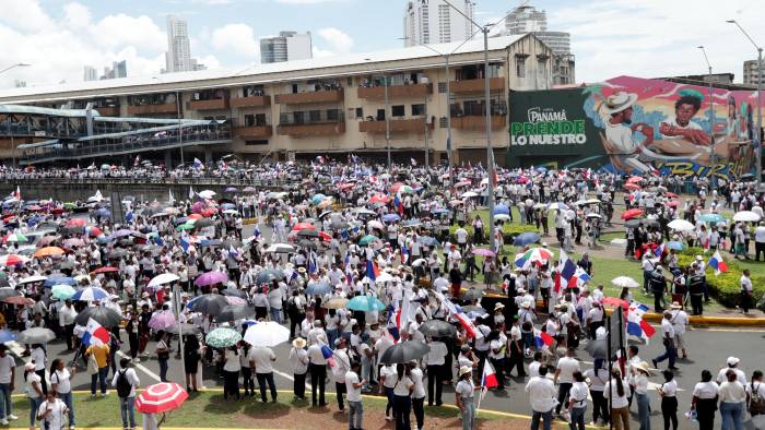 Diversos grupos de los trabajadores organizados y la Universidad de Panamá han salido a las calles a protestar y realizar marchas. Diversos grupos de los trabajadores organizados y la Universidad de Panamá han salido a las calles a protestar y realizar marchas.