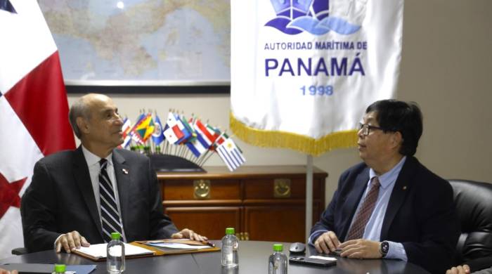 El administrador de la AMP, Luis Roquebert, y el vicepresidente ejecutivo de Evergreen Marine, Eric Wang. El administrador de la AMP, Luis Roquebert, y el vicepresidente ejecutivo de Evergreen Marine, Eric Wang.