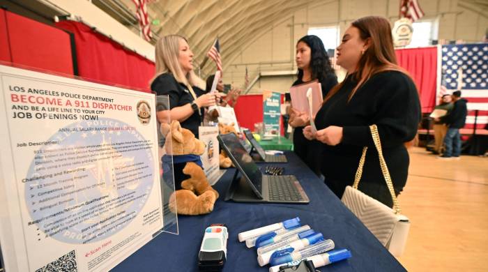 Los solicitantes de empleo hablan con posibles empleadores durante una feria profesional de la ciudad de Los Ángeles, California. Los solicitantes de empleo hablan con posibles empleadores durante una feria profesional de la ciudad de Los Ángeles, California.