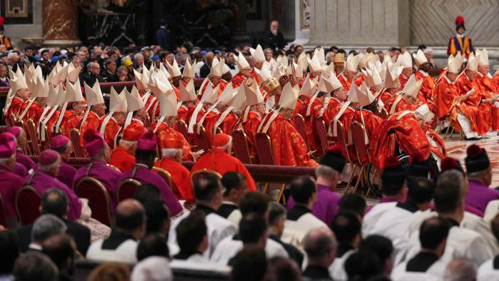 Los cardenales asisten a una misa por la elección del pontífice antes del inicio del cónclave, en la Basílica de San Pedro en el Vaticano. Los cardenales asisten a una misa por la elección del pontífice antes del inicio del cónclave, en la Basílica de San Pedro en el Vaticano.