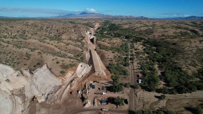 Vista panorámica de la construcción del llamado ‘tren fantasma’ que cruzará desde Sonora (México) hacia Arizona (Estados Unidos), a través de áreas protegidas. Vista panorámica de la construcción del llamado ‘tren fantasma’ que cruzará desde Sonora (México) hacia Arizona (Estados Unidos), a través de áreas protegidas.