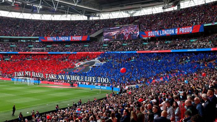 El legendario Estadio de Wembley, reconstruido en 2007, acoge la 144 edición de la FA Cup. Desde 1923 ha sido la sede, salvo en los años de los trabajos realizados. El legendario Estadio de Wembley, reconstruido en 2007, acoge la 144 edición de la FA Cup. Desde 1923 ha sido la sede, salvo en los años de los trabajos realizados.