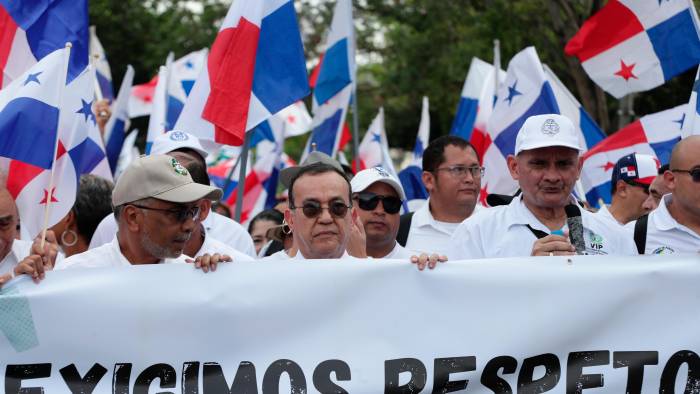 Los universitarios marcharon desde la Transístmica hasta la avenida de los Mártires. Los universitarios marcharon desde la Transístmica hasta la avenida de los Mártires.