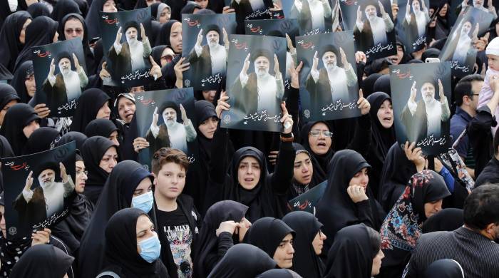 Mujeres iraníes vestidas con chadores negros sostienen carteles del difunto presidente iraní Ebrahim Raisi, mientras participan en una ceremonia de luto en Teherán, Irán, este lunes. Mujeres iraníes vestidas con chadores negros sostienen carteles del difunto presidente iraní Ebrahim Raisi, mientras participan en una ceremonia de luto en Teherán, Irán, este lunes.