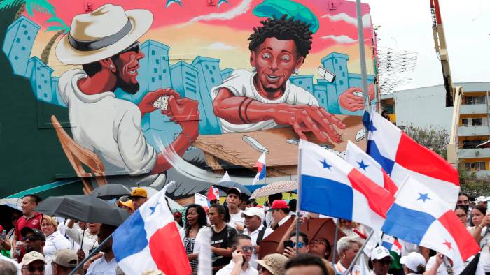 Los asistentes fueron vestidos de blanco y con banderas. Los asistentes fueron vestidos de blanco y con banderas.