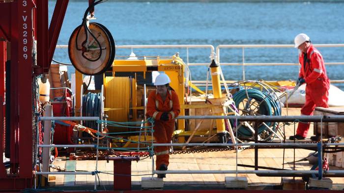 “Gente de mar” se refiere a las personas que trabajan en el sector marítimo. “Gente de mar” se refiere a las personas que trabajan en el sector marítimo.