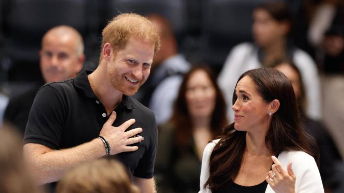 Enrique, hijo menor del rey Carlos III, se mudó a Estados Unidos junto a su esposa Meghan. Enrique, hijo menor del rey Carlos III, se mudó a Estados Unidos junto a su esposa Meghan.