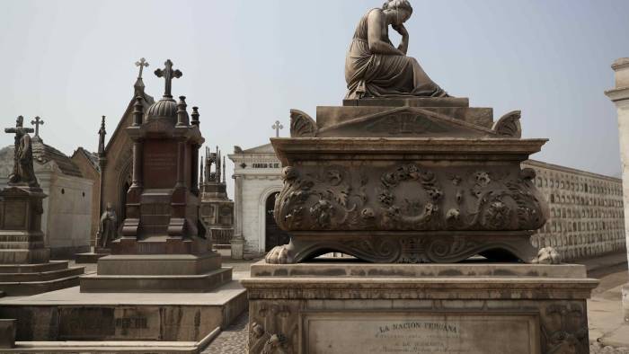 Elegantes estatuas adornan los mausoleos en el cementerio que cumplió ayer 216 años. Elegantes estatuas adornan los mausoleos en el cementerio que cumplió ayer 216 años.