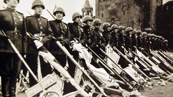 Rusia, en forma de la Unión Soviética, jugó un papel central en la Segunda Guerra Mundial, siendo la principal fuerza militar que derrotó a la Alemania nazi. Rusia, en forma de la Unión Soviética, jugó un papel central en la Segunda Guerra Mundial, siendo la principal fuerza militar que derrotó a la Alemania nazi.