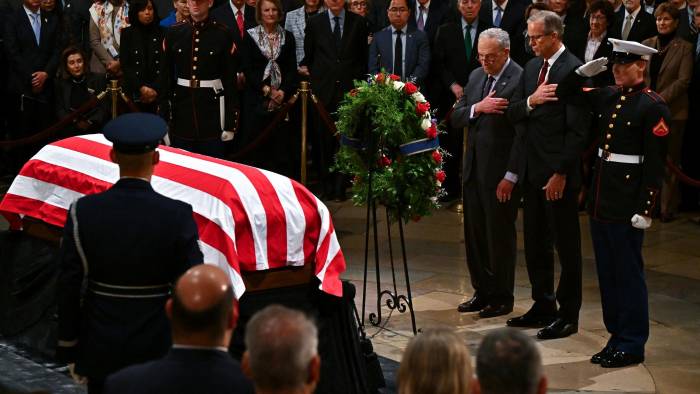El ataúd, cubierto con la bandera, llegó el martes a Washington y se instaló una capilla ardiente en la rotonda del Capitolio. El ataúd, cubierto con la bandera, llegó el martes a Washington y se instaló una capilla ardiente en la rotonda del Capitolio.