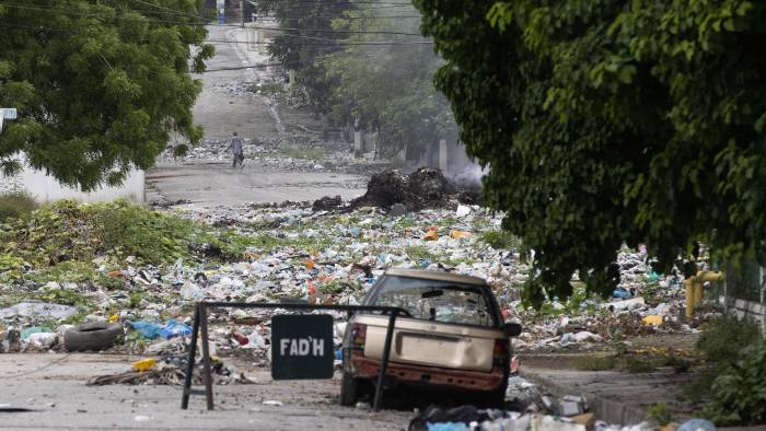 Un hombre camina por las desoladas calles cercanas al barrio Bel Air en Puerto Príncipe (Haití). Un hombre camina por las desoladas calles cercanas al barrio Bel Air en Puerto Príncipe (Haití).