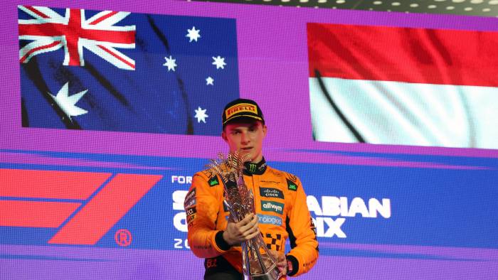 El piloto australiano de McLaren Oscar Piastri celebra la victoria en el Gran Premio de Arabia Saudí de Fórmula 1. El piloto australiano de McLaren Oscar Piastri celebra la victoria en el Gran Premio de Arabia Saudí de Fórmula 1.