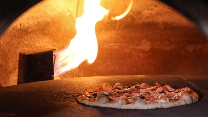 Dependiendo de las diferentes masas, los tiempos de cocción dentro del horno de leña son distintos. En el caso de una pizza, son tres minutos y medio. Dependiendo de las diferentes masas, los tiempos de cocción dentro del horno de leña son distintos. En el caso de una pizza, son tres minutos y medio.
