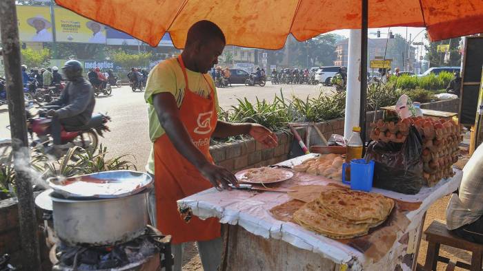 Un vendedor de chapati en la capital ugandesa, Kampala. Un vendedor de chapati en la capital ugandesa, Kampala.