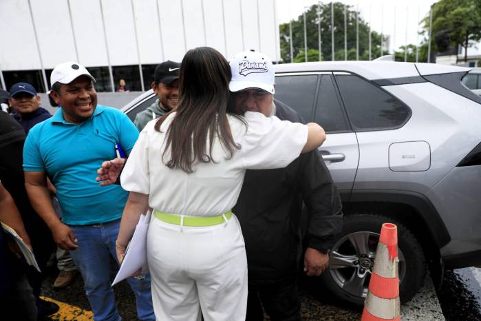 Ministra Muñez abraza al dirigente bananero Francisco Smith, mientras sus colegas sonríen alrededo Ministra Muñez abraza al dirigente bananero Francisco Smith, mientras sus colegas sonríen alrededo