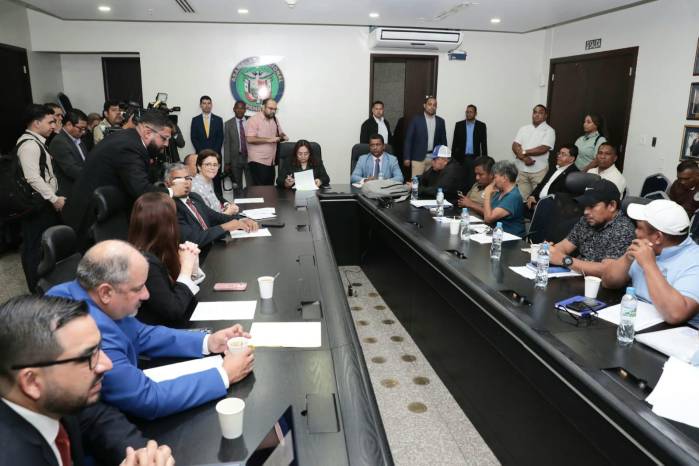 Este grupo de trabajadores llegó a la Asamblea Nacional para presentarle una lista de 14 puntos. Este grupo de trabajadores llegó a la Asamblea Nacional para presentarle una lista de 14 puntos.