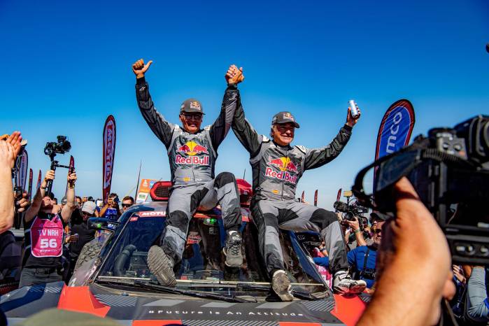 Carlos Sainz y Lucas celebran su victoria en el Dakar 2024. EFE/EPA/Gerard Laurenssen Carlos Sainz y Lucas celebran su victoria en el Dakar 2024. EFE/EPA/Gerard Laurenssen