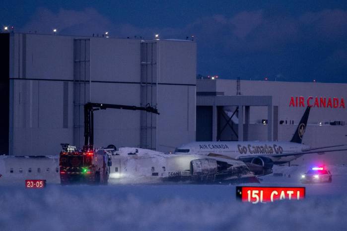 Los equipos de emergencia se reúnen en el lugar del accidente donde un vuelo de Delta Air Lines se volcó mientras aterrizaba en el Aeropuerto Internacional Toronto Pearson en Mississauga, Canadá, el 17 de febrero de 2025. Los equipos de emergencia se reúnen en el lugar del accidente donde un vuelo de Delta Air Lines se volcó mientras aterrizaba en el Aeropuerto Internacional Toronto Pearson en Mississauga, Canadá, el 17 de febrero de 2025.