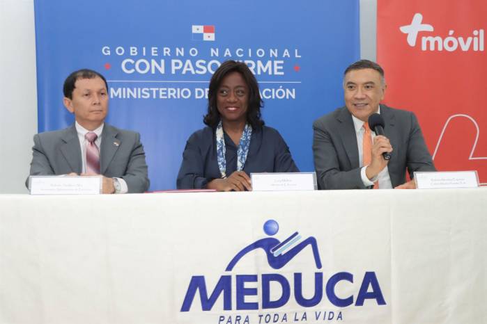 Meduca y +Móvil firman contrato de internet | Cedida Meduca y +Móvil firman contrato de internet | Cedida