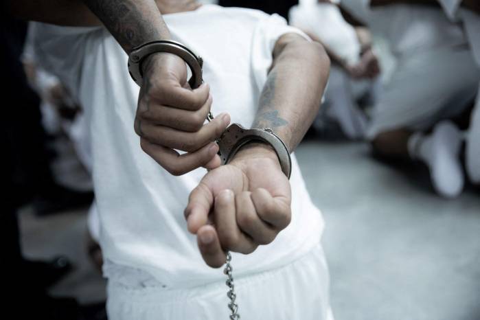 Miembro del Tren de Aragua detenido en una cárcel salvadoreña. Miembro del Tren de Aragua detenido en una cárcel salvadoreña.