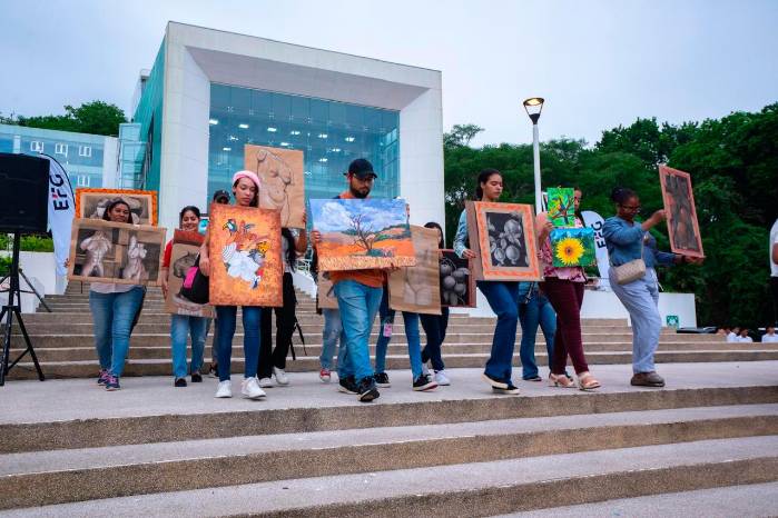 Estudiantes de la escuela de Artes Visuales de la Ciudad de las Artes que formaron parte de la performance participativa “Ciudadanos” de Humberto Vélez, Pinta Panamá 2025. Estudiantes de la escuela de Artes Visuales de la Ciudad de las Artes que formaron parte de la performance participativa “Ciudadanos” de Humberto Vélez, Pinta Panamá 2025.