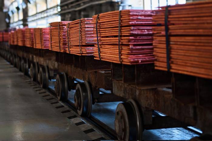 Los precios al contado del concentrado de cobre importado a China cayeron el viernes a $27,94 por tonelada métrica, un 33% menos que la semana pasada. Los precios al contado del concentrado de cobre importado a China cayeron el viernes a $27,94 por tonelada métrica, un 33% menos que la semana pasada.