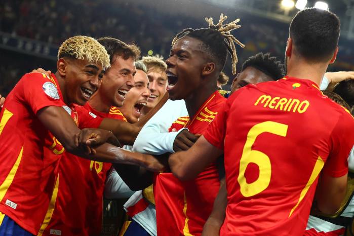 Los jugadores españoles celebran un gol durante la segunda semifinal de la Liga de Naciones de la UEFA. Los jugadores españoles celebran un gol durante la segunda semifinal de la Liga de Naciones de la UEFA.