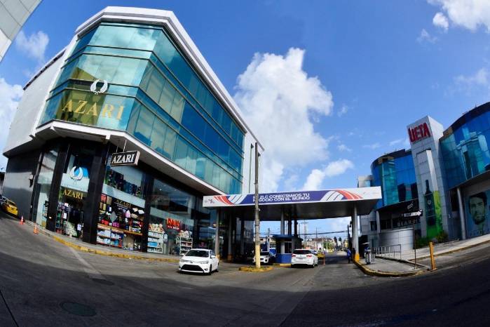 La Zona Libre de Colón es un centro logístico multimodal de gran importancia en el hemisferio occidental y el comercio internacional, que aporta al producto interno bruto del país, 7,4 %. La Zona Libre de Colón es un centro logístico multimodal de gran importancia en el hemisferio occidental y el comercio internacional, que aporta al producto interno bruto del país, 7,4 %.