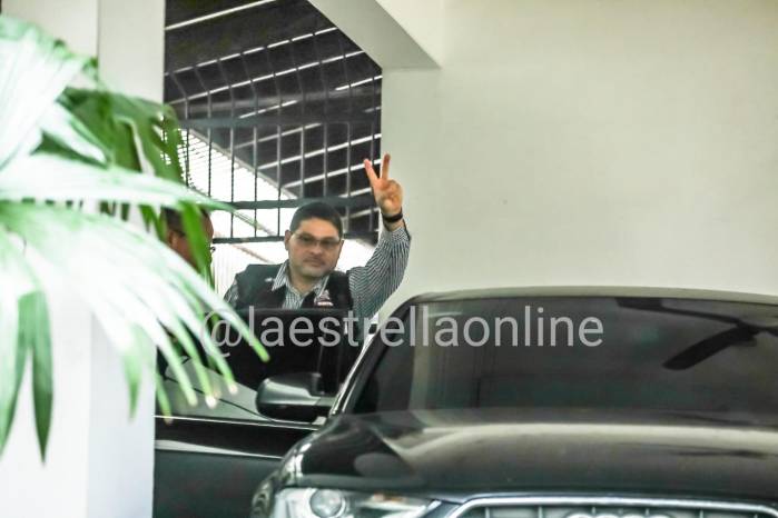Méndez dejó la sede diplomática a las 2:44 p.m. en medio de una cápsula de seguridad rumbo al Aeropuerto Internacional de Tocumen. Méndez dejó la sede diplomática a las 2:44 p.m. en medio de una cápsula de seguridad rumbo al Aeropuerto Internacional de Tocumen.