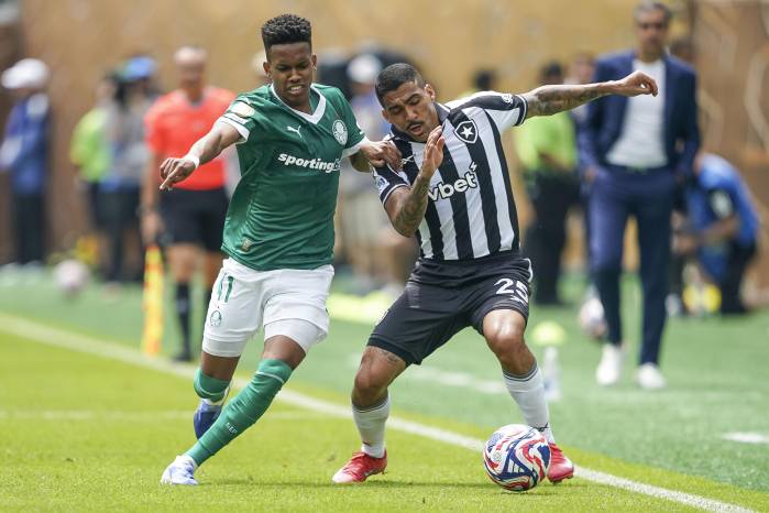 El jugador del Palmeiras Estevao (izq.) y el del Botafogo Allan. El jugador del Palmeiras Estevao (izq.) y el del Botafogo Allan.