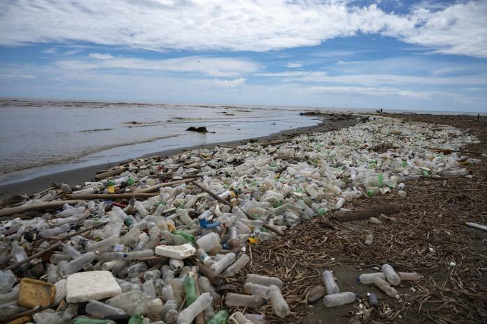 Basura, incluidos desechos plásticos, se ve en Playa Paparo en el estado Miranda, Venezuela, el 6 de junio de 2023. Basura, incluidos desechos plásticos, se ve en Playa Paparo en el estado Miranda, Venezuela, el 6 de junio de 2023.
