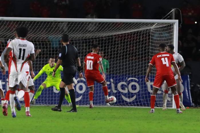 Ismael Díaz anotó el gol que mantiene con vida a la selección de Panamá. Ismael Díaz anotó el gol que mantiene con vida a la selección de Panamá.