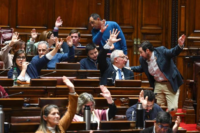Diputados reaccionan durante una sesión en la Cámara Baja este martes, en Montevideo (Uruguay). Diputados reaccionan durante una sesión en la Cámara Baja este martes, en Montevideo (Uruguay).