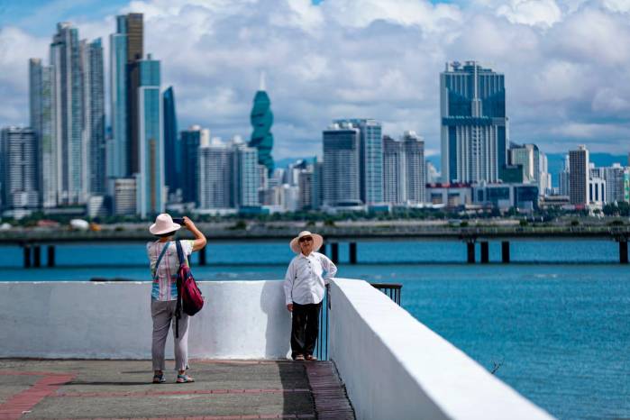 Turistas disfrutan de la vista panorámica de la ciudad de Panamá y sus enormes rascacielos, y se toman fotografías. Turistas disfrutan de la vista panorámica de la ciudad de Panamá y sus enormes rascacielos, y se toman fotografías.