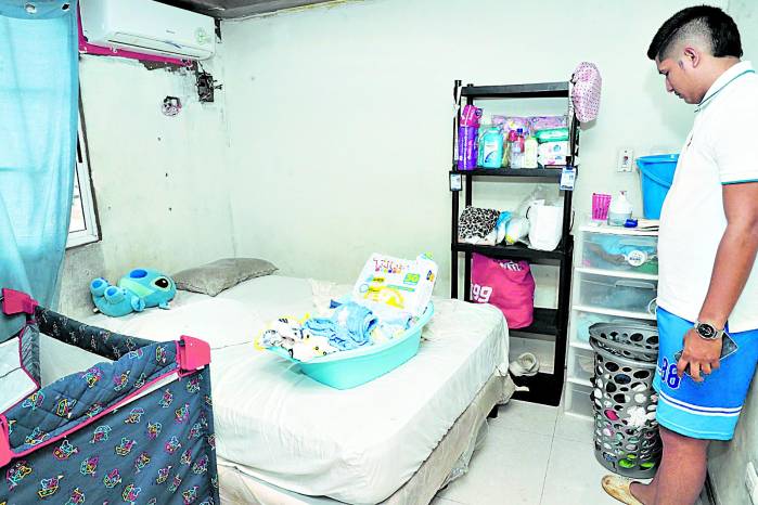 El corral, los pañales y la ropita esperan intactos en la habitación que Lionel preparó para Michelle y Layan, los mellizos que nunca llegaron a casa. El corral, los pañales y la ropita esperan intactos en la habitación que Lionel preparó para Michelle y Layan, los mellizos que nunca llegaron a casa.