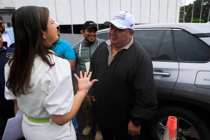 Francisco Smith, secretario de Sitraibana, junto a la ministra de Trabajo, Jackeline Muñoez, durante una reunión en la Asamblea. Francisco Smith, secretario de Sitraibana, junto a la ministra de Trabajo, Jackeline Muñoez, durante una reunión en la Asamblea.