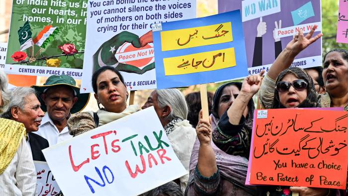 Pakistán realizó una segunda prueba de misiles y la India ordenó ejercicios de defensa civil en un enfrentamiento cada vez mayor por la disputada Cachemira que, según dijo la ONU el 5 de mayo, ha llevado a las dos naciones al borde de la guerra. Pakistán realizó una segunda prueba de misiles y la India ordenó ejercicios de defensa civil en un enfrentamiento cada vez mayor por la disputada Cachemira que, según dijo la ONU el 5 de mayo, ha llevado a las dos naciones al borde de la guerra.