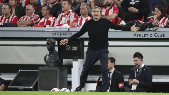 El técnico del Athletic Club, Ernesto Valverde, durante un encuentro en San Mamés. El técnico del Athletic Club, Ernesto Valverde, durante un encuentro en San Mamés.